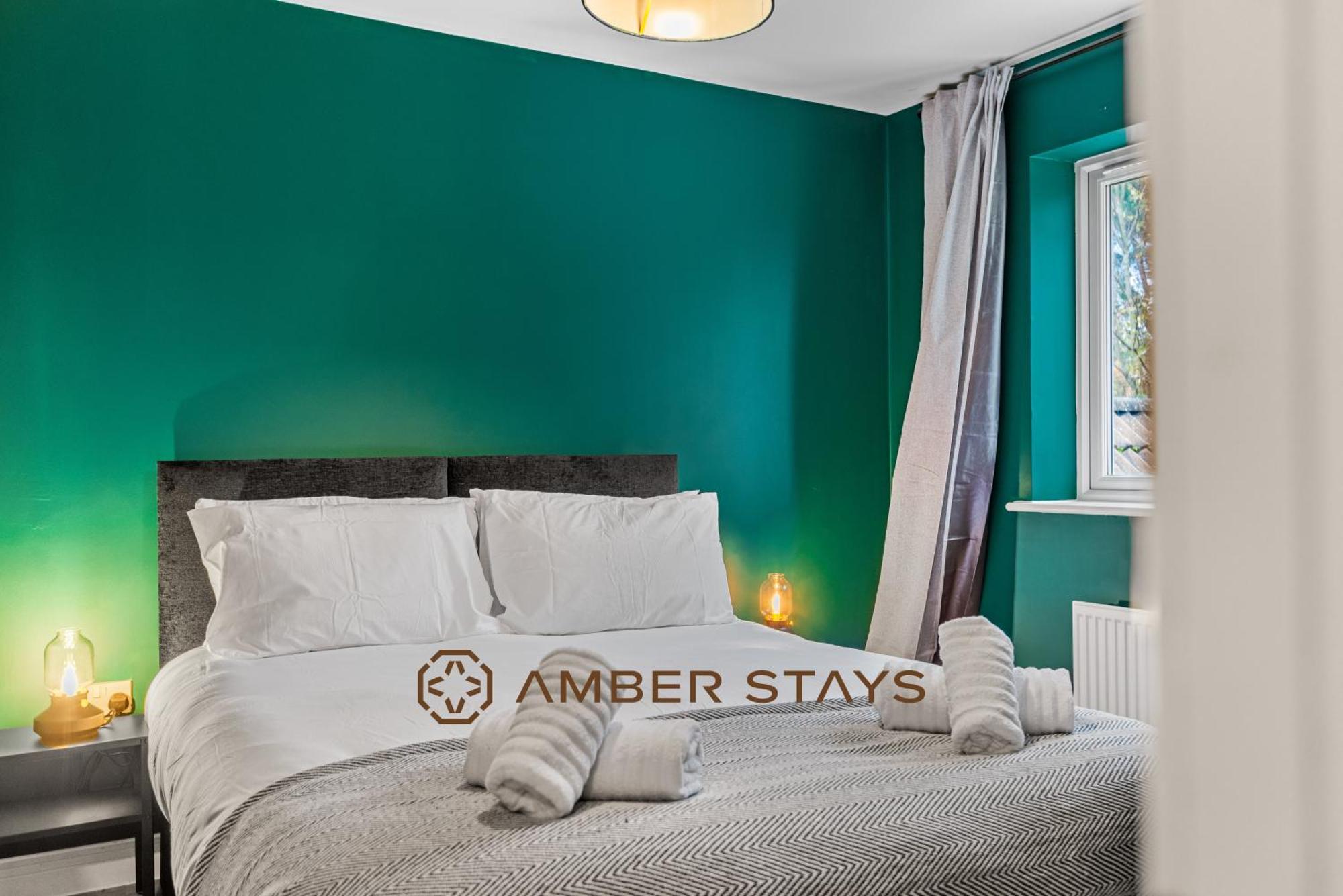 Spacious 5 Bed House In Reading By Amber Stays, Perfect For Business & Contractors, Sleeps 12! Bagian luar foto