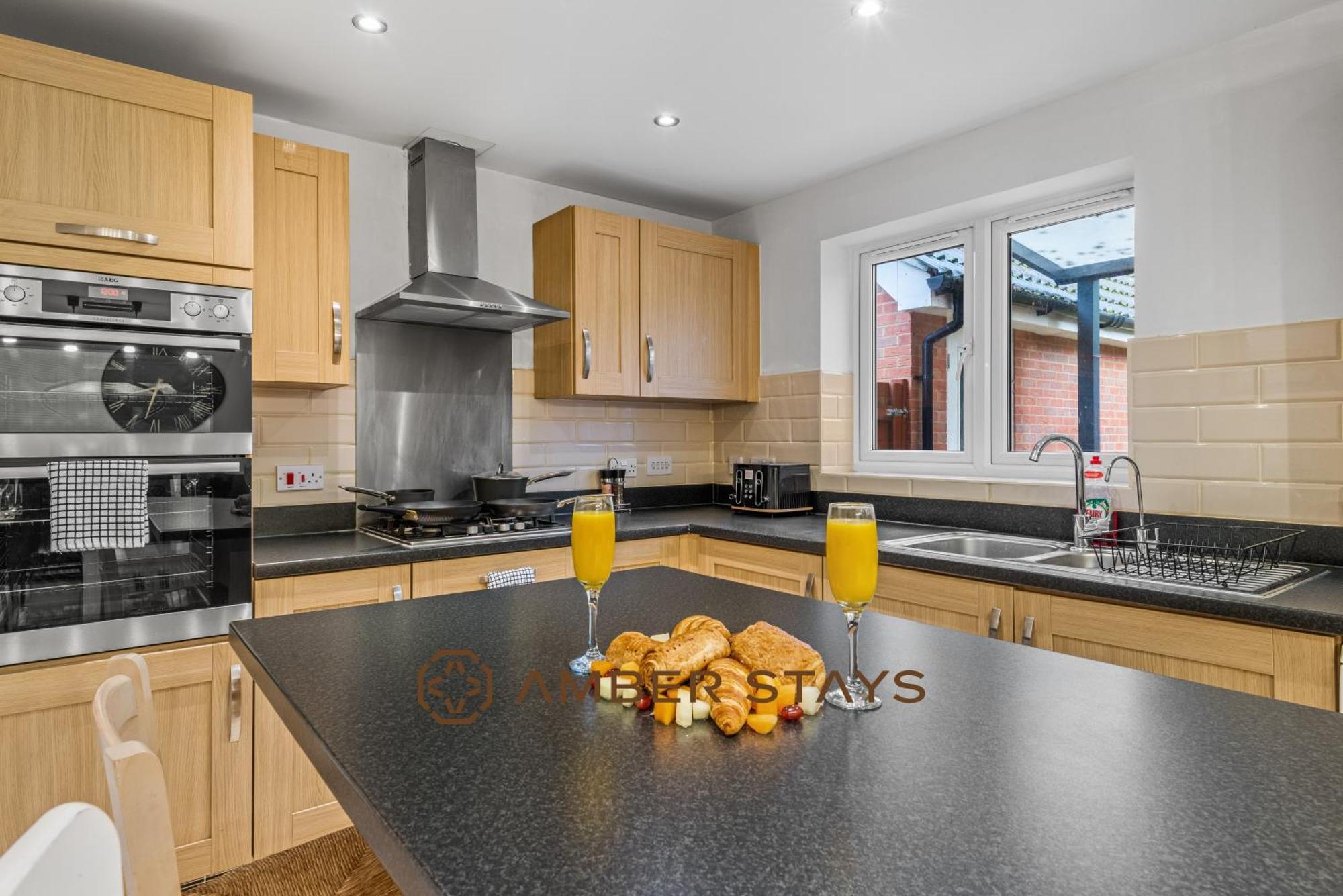 Spacious 5 Bed House In Reading By Amber Stays, Perfect For Business & Contractors, Sleeps 12! Bagian luar foto