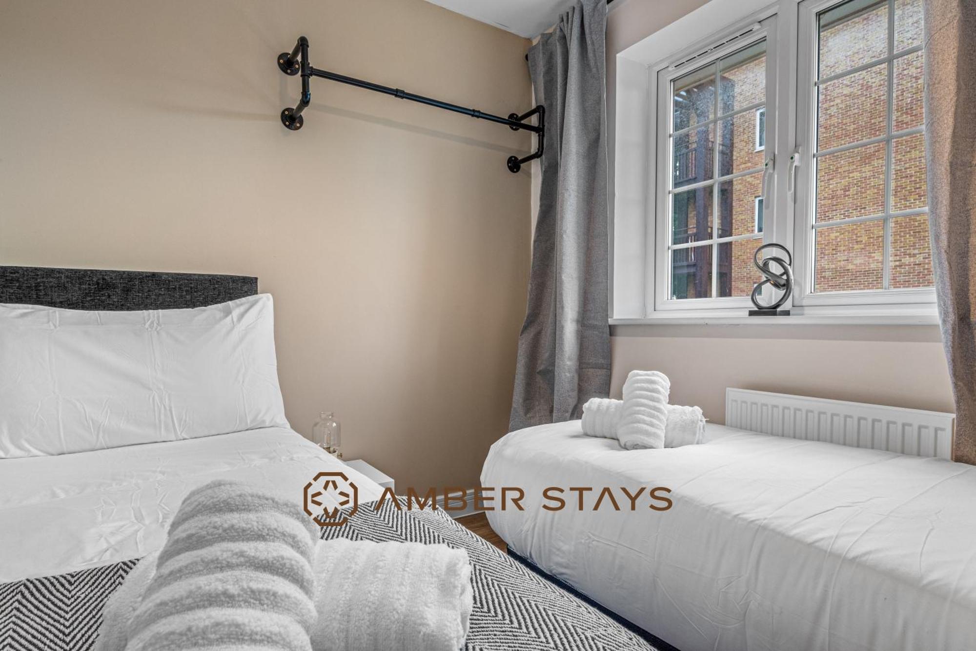 Spacious 5 Bed House In Reading By Amber Stays, Perfect For Business & Contractors, Sleeps 12! Bagian luar foto
