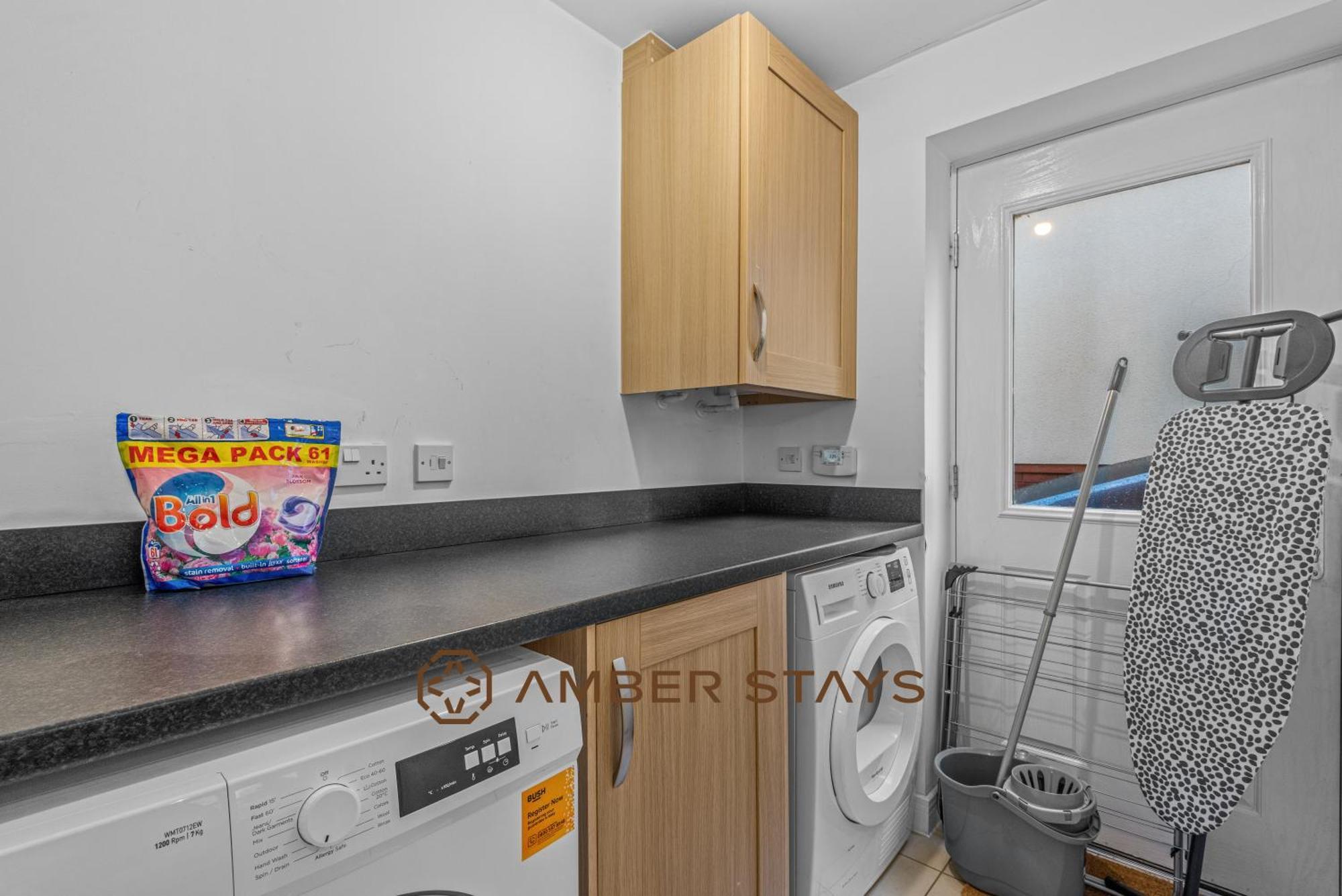 Spacious 5 Bed House In Reading By Amber Stays, Perfect For Business & Contractors, Sleeps 12! Bagian luar foto