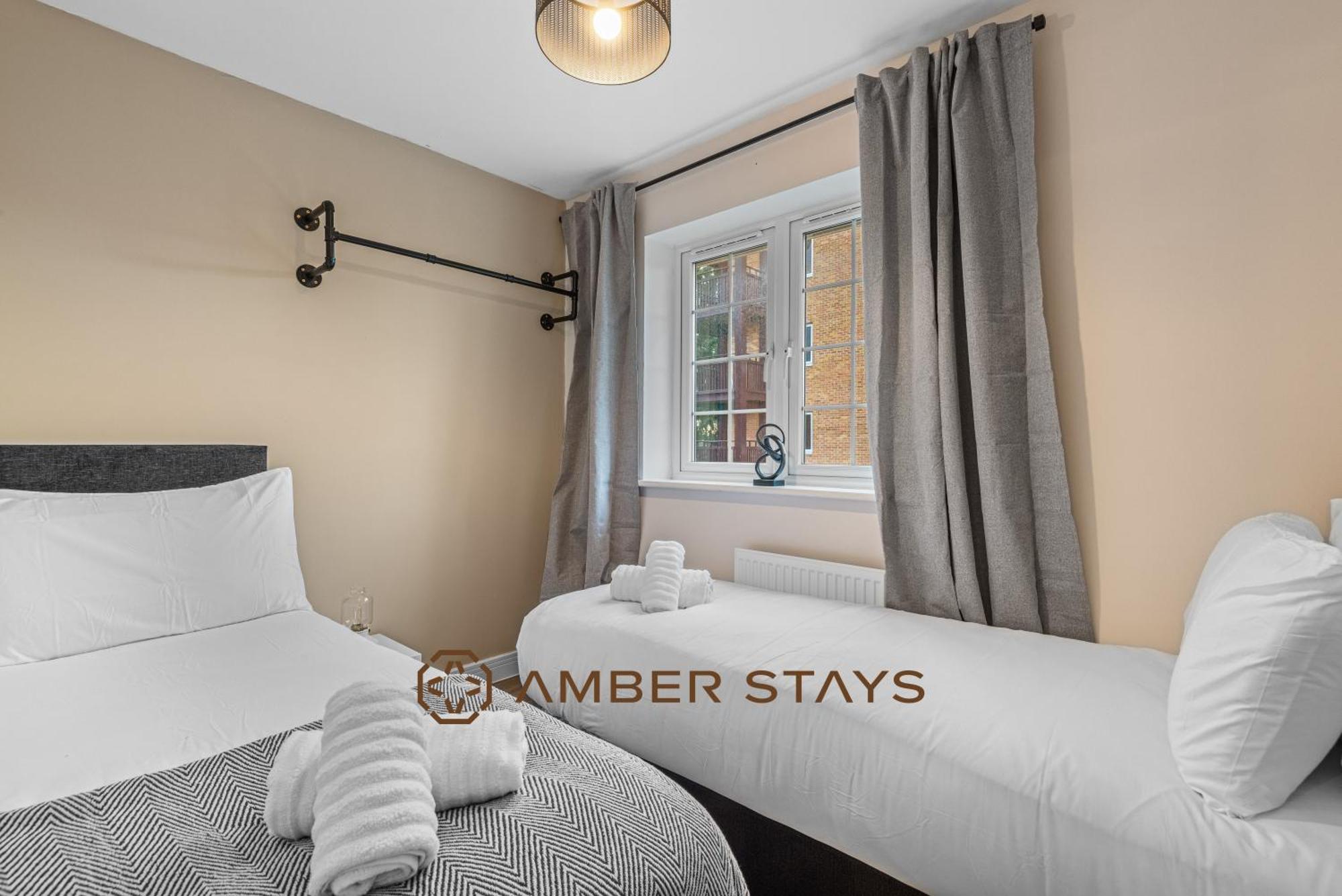 Spacious 5 Bed House In Reading By Amber Stays, Perfect For Business & Contractors, Sleeps 12! Bagian luar foto